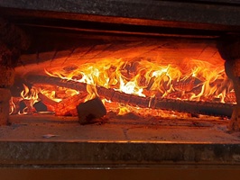 Der Holzofen wird angeschürt.