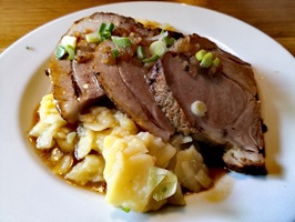 Schweinebraten auf Kartoffelsalat