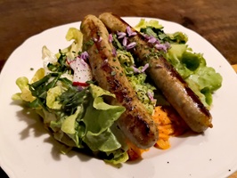 Bratwürste auf Salatteller