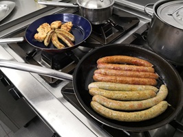 Bratwürste in der Pfanne