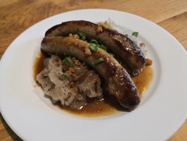 Bratwürste auf Sauerkraut