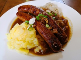 Paprikabratwürste mit Kartoffelsalat und Kraut